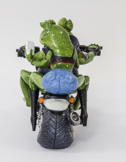 detail Figúrka žaby na motorke GD DESIGN