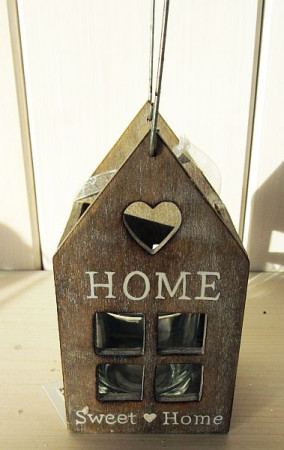 detail Dřevěný svícen domek s nápisem Home GD DESIGN