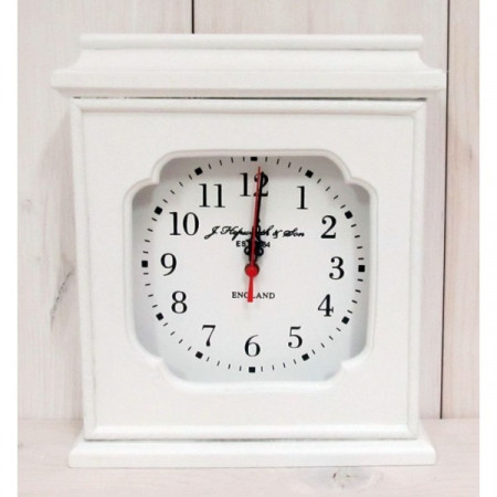 detail Bílé dřevěné hodiny na postavení GD DESIGN