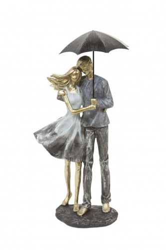 Zamilovaný pár pod dáždnikom