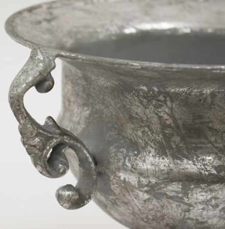 detail Strieborná kovová váza s uchom GD DESIGN