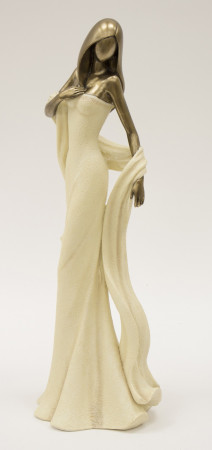 detail Socha ženy v elegantných béžových šatách  GD DESIGN