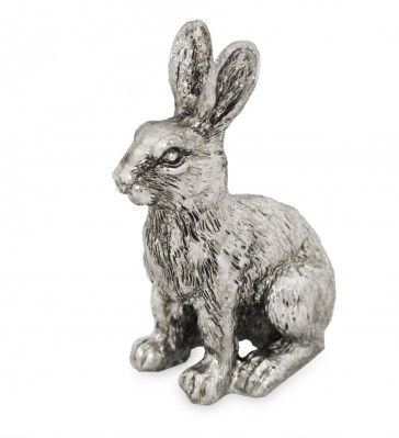 Strieborný zajac sa sklopenými ušami