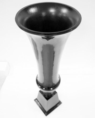 detail Čierna váza na podstavci  GD DESIGN