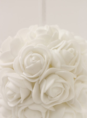 detail Biele závesné gule z ruží 2 ks GD DESIGN