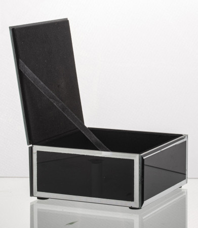 detail Malá čierna krabička s pierkom GD DESIGN