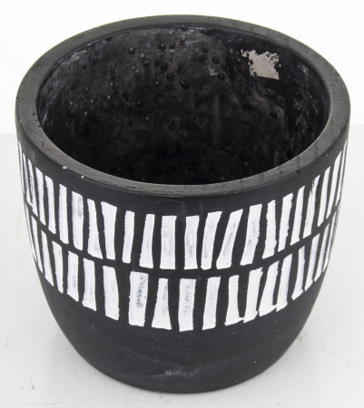 detail Čierny obal na kvetináč biele prúžky GD DESIGN