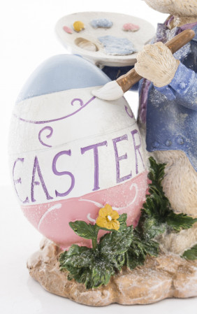 detail Figurka zajíc malující velikonoční vajíčko GD DESIGN
