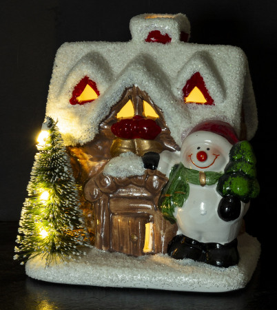 detail Keramický vánoční domeček s led osvětlením GD DESIGN
