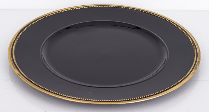 detail Černý plastový talíř se zlatým okrajem GD DESIGN