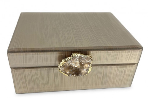 Škatuľka na šperky s lesklým kameňom