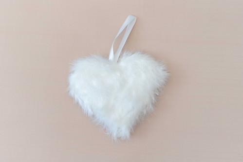 Dekorácia páperové srdce biele