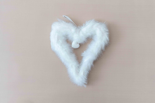 Dekorácia páperové srdce biele