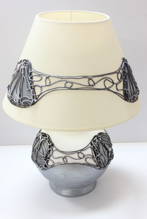 detail Šedo-biela stolná lampa s ornamentom GD DESIGN